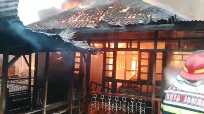 Empat Rumah di Tanjung Raden Terbakar, Dua Warga Dilarikan ke Rumah Sakit